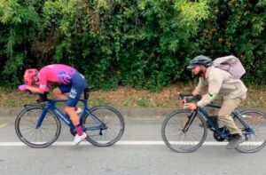 Viral: el desconocido que le siguió el paso a Rigoberto Urán