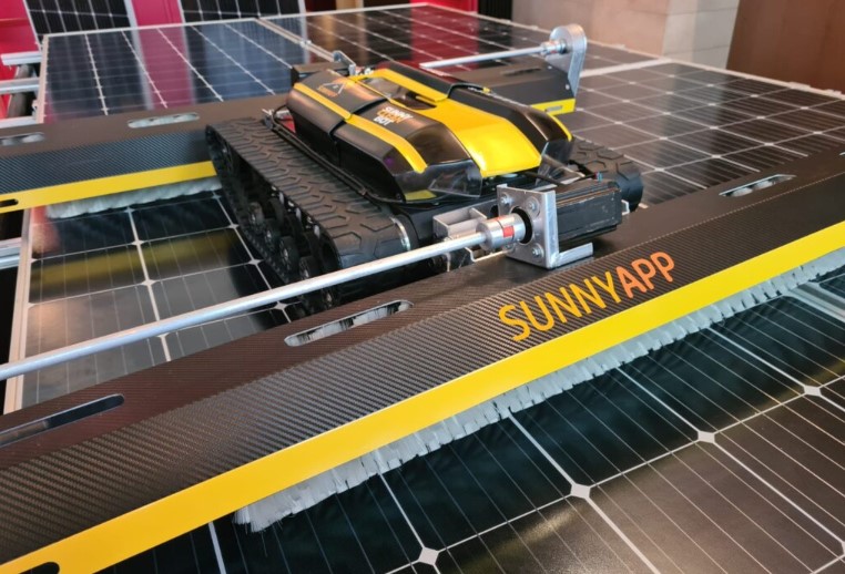 Empresa colombiana lanza robot para la limpieza de paneles solares