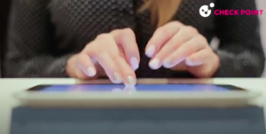 Tinder cumple 10 años y aún podrías acabar con algo más que un mal match