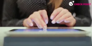 Tinder cumple 10 años y aún podrías acabar con algo más que un mal match