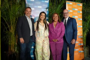 Ruben Leyva, vicepresidente sénior de Servicios al Artista y Contenido Premium de Sony Music; GALE, artista de Sony Music; Julissa Kepner, directora general del Miami Marriott Biscayne Bay y Presidente del Consejo de GMCVB, y David Whitaker, director ejecutivo y presidente de GMCVB. (PR News foto/The Greater Miami Convention & Visitors Bureau)