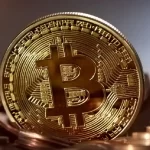 Mercado cripto en tensión: Bitcoin y Ethereum a la baja